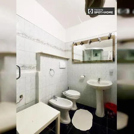 In Private Basement In Shared 招待所