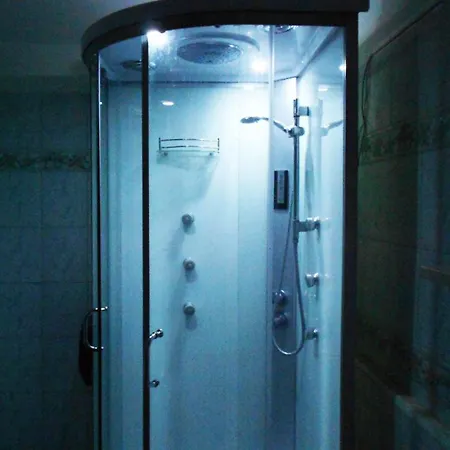 In Private Basement In Shared 招待所 米兰