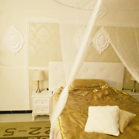 In Private Basement In Shared 招待所 *