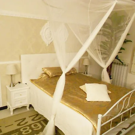 In Private Basement In Shared 招待所 *